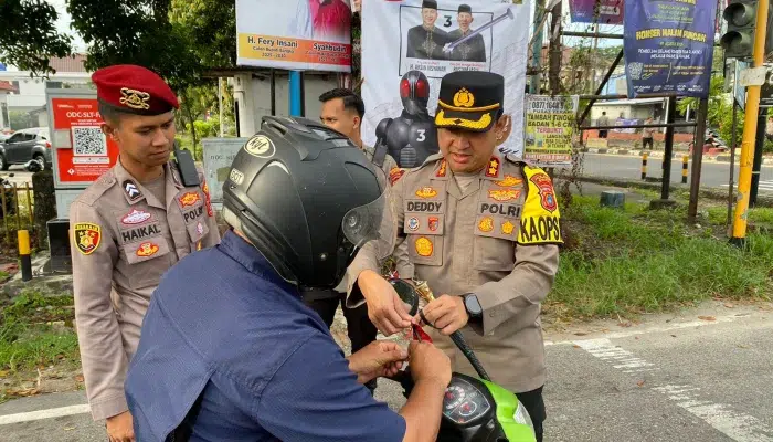 Tingkatkan Semangat HUT RI ke-80, Kapolres Bangka Bagikan Bendera Merah Putih ke Pengendara 