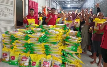 Tunjukkan Komitmen Soliditas, DPC PDI P Kabupaten Bangka Salurkan 1,2 Ton Beras untuk Masyarakat