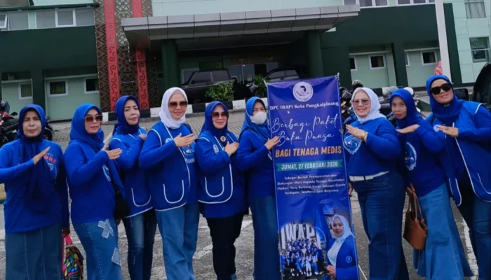 Tebar kepedulian di Bulan Suci, IWAPI Pangkalpinang Berbagi Paket Buka Puasa untuk Tenaga Medis dan Pengunjung Rumah Sakit