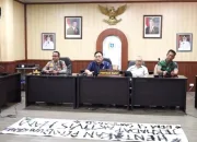 Aksi Mahasiswa Menggema di DPRD Babel, Tuntut Kesejahteraan Guru Honorer