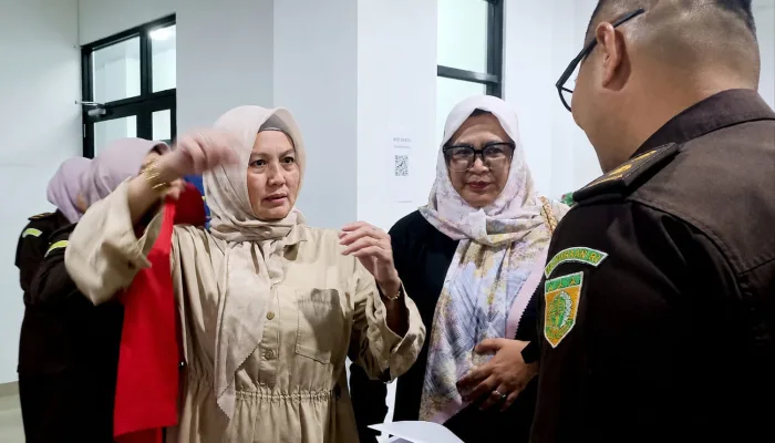 Sebelum ke Lapas, Hellyana Kenakan Rompi Oranye di Kejari Pangkalpinang
