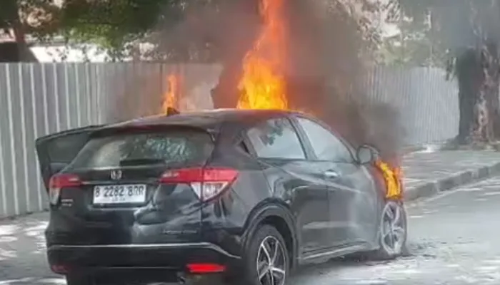 Detik-Detik Honda HR-V Hangus Terbakar di Depan Kantor PT Timah, Berawal dari Api di Bawah Mobil