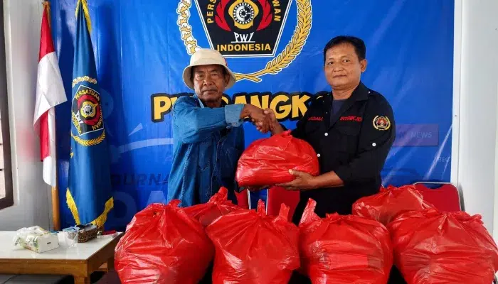Semarak HUT RI ke-81, PWI dan Pokja Wartawan Bangka Berbagi Sembako untuk Wartawan